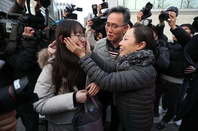 Chùm ảnh kỳ thi đại học cực kỳ căng thẳng ở Hàn Quốc - 5