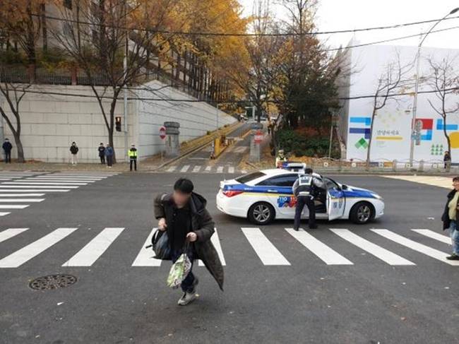 Chùm ảnh kỳ thi đại học cực kỳ căng thẳng ở Hàn Quốc - 12