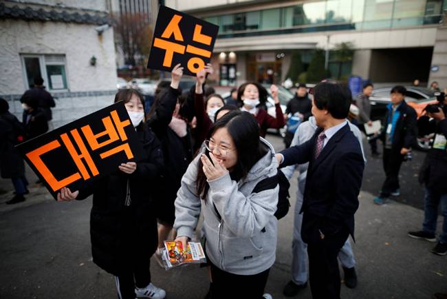 Chùm ảnh kỳ thi đại học cực kỳ căng thẳng ở Hàn Quốc - 8