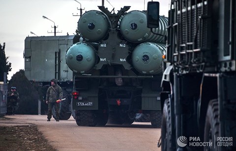 Báo Mỹ: Việt Nam rất 'quan tâm' đến tên lửa S-400 của Nga - 1