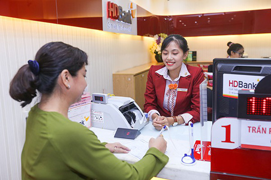 Sếp ngân hàng “thu gom” cổ phần - 1