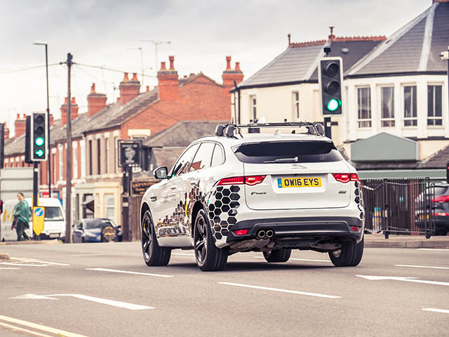 Ô tô - Xe hơi của Jaguar LandRover có khả năng "trò chuyện" với đèn giao thông