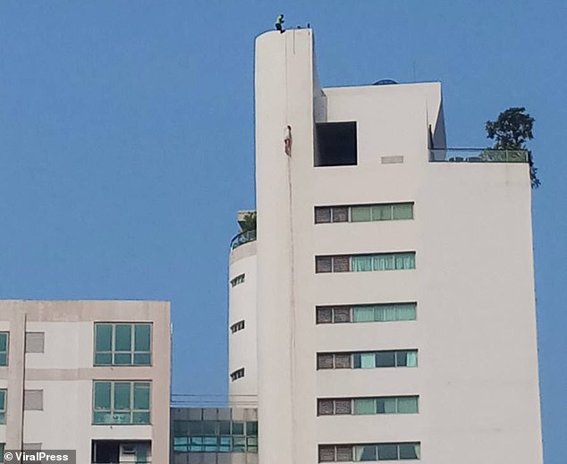 Thi thể có vết bắn, chém treo lơ lửng trên tòa nhà 31 tầng ở Thái Lan - 1