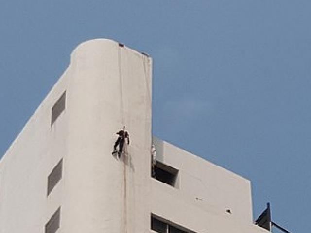 Thi thể có vết bắn, chém treo lơ lửng trên tòa nhà 31 tầng ở Thái Lan