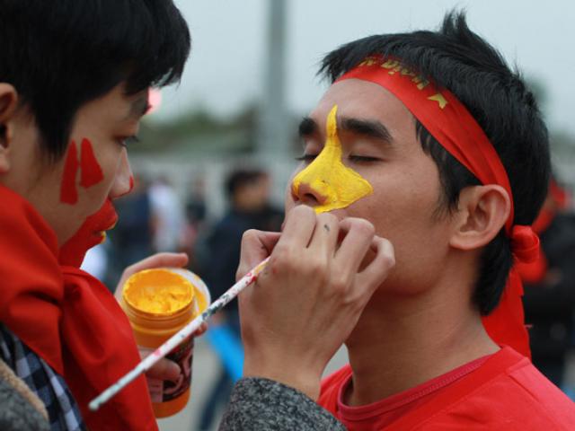 Thị trường - Tiêu dùng - Trăm kiểu ăn theo kiếm tiền triệu trước giờ bóng lăn trận Việt Nam - Malaysia