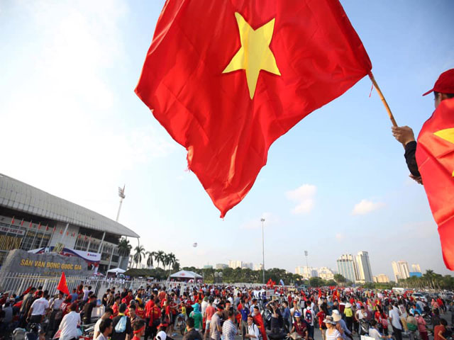 Nghìn CĐV “khuấy đảo” Mỹ Đình cổ vũ tuyển Việt Nam đấu Malaysia