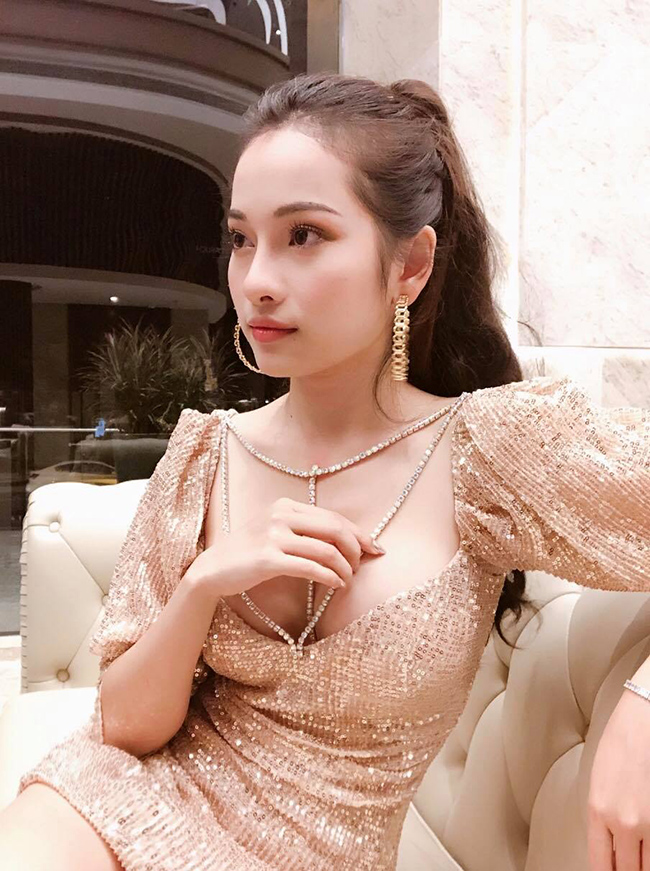 Sau thể hiện thành công hit &#34;Đừng như thói quen&#34; do Dương Khắc Linh sáng tác, Sara Lưu trở thành hiện tượng âm nhạc được đông đảo khán giả trẻ yêu mến.&nbsp;