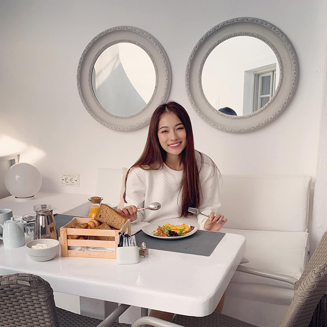 Dương Khắc Linh cho biết bạn gái không có tính dựa dẫm bạn trai. Với vai trò nhạc sĩ, anh sáng tác những bài hát cho bạn gái. Những việc còn lại Sara Lưu chủ động thực hiện.