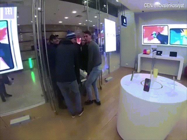 Phi thường - kỳ quặc - Mang bồn tắm chất đầy 1.200 đồng xu đi mua iPhone