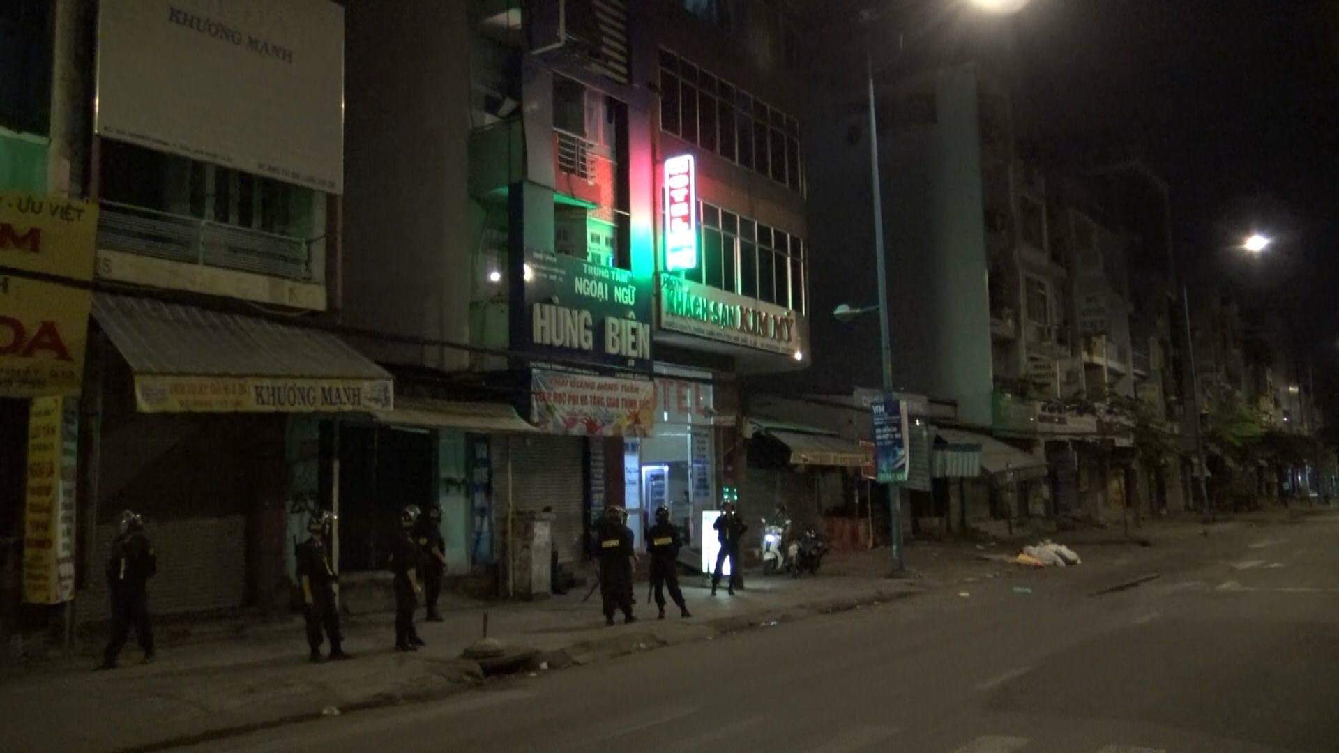 Nhóm người lạ mặt lao vào khách sạn ở Sài Gòn truy sát thanh niên - 1