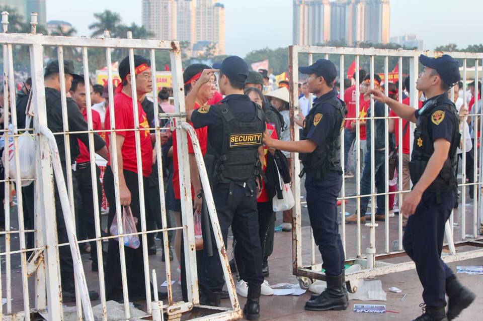 Cảnh sát siết chặt kiểm tra, đưa &#34;cảnh khuyển&#34; tới sân Mỹ Đình làm nhiệm vụ - 2