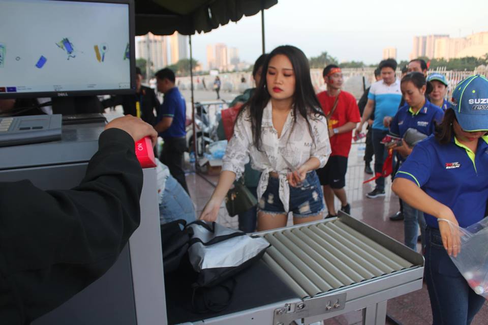 Cảnh sát siết chặt kiểm tra, đưa &#34;cảnh khuyển&#34; tới sân Mỹ Đình làm nhiệm vụ - 5