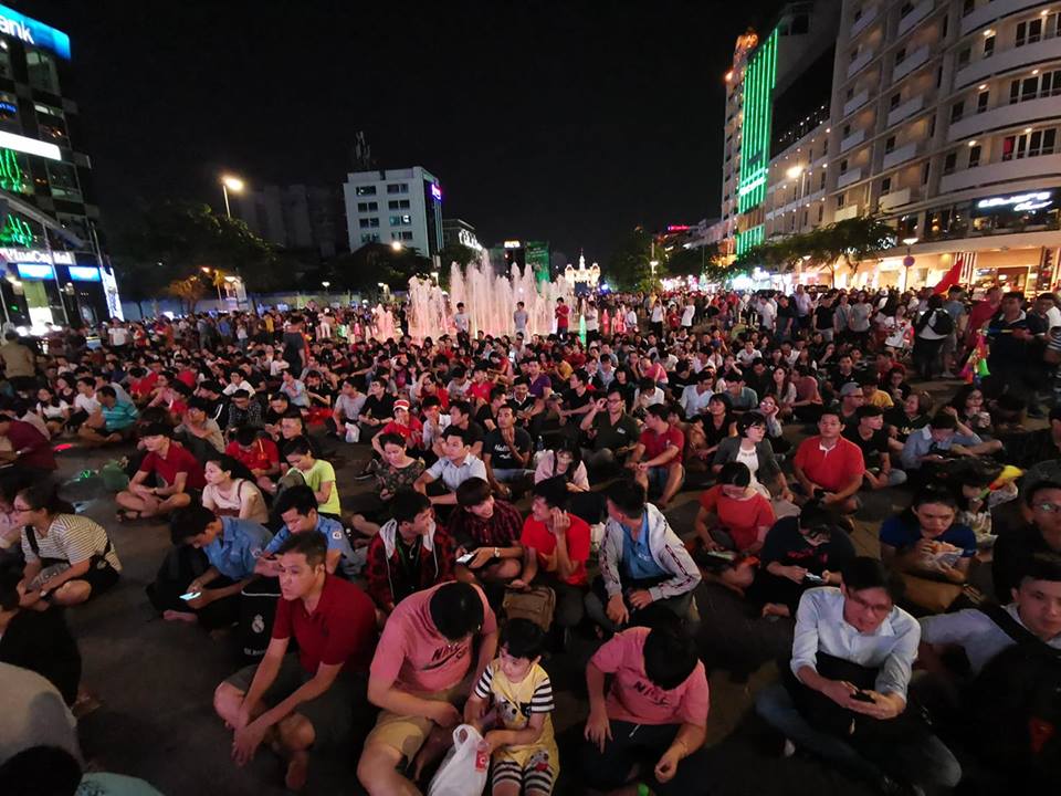 Việt Nam đánh bại Malaysia, CĐV vỡ òa sung sướng - 8