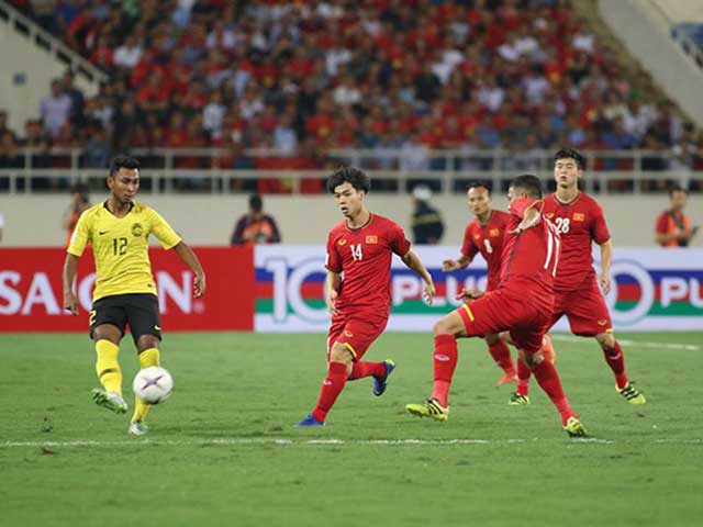 Trực tiếp Việt Nam - Malaysia: Văn Lâm bắt gọn quả đá phạt (AFF Cup) (H1)