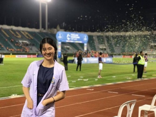 Nữ bác sĩ xinh đẹp của ĐT Thái Lan gây chú ý ở AFF Cup - 3