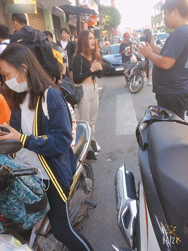 Đứng trước tiệm bánh mỳ, cô gái khiến dân mạng "săn lùng" - 1