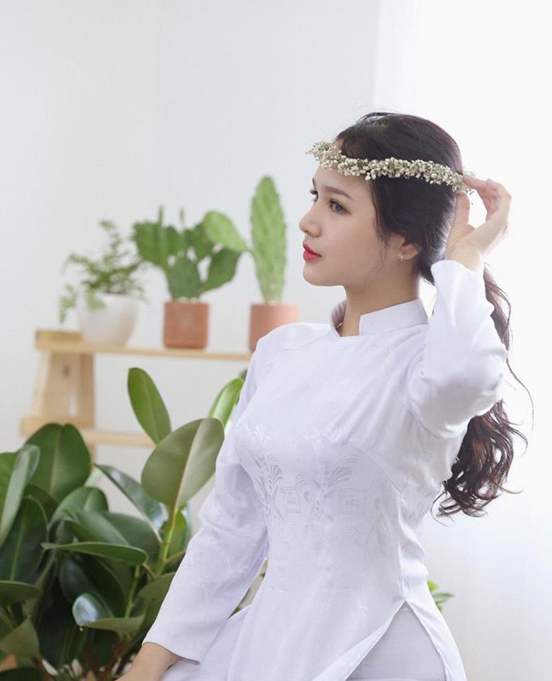 Đứng trước tiệm bánh mỳ, cô gái khiến dân mạng "săn lùng" - 9