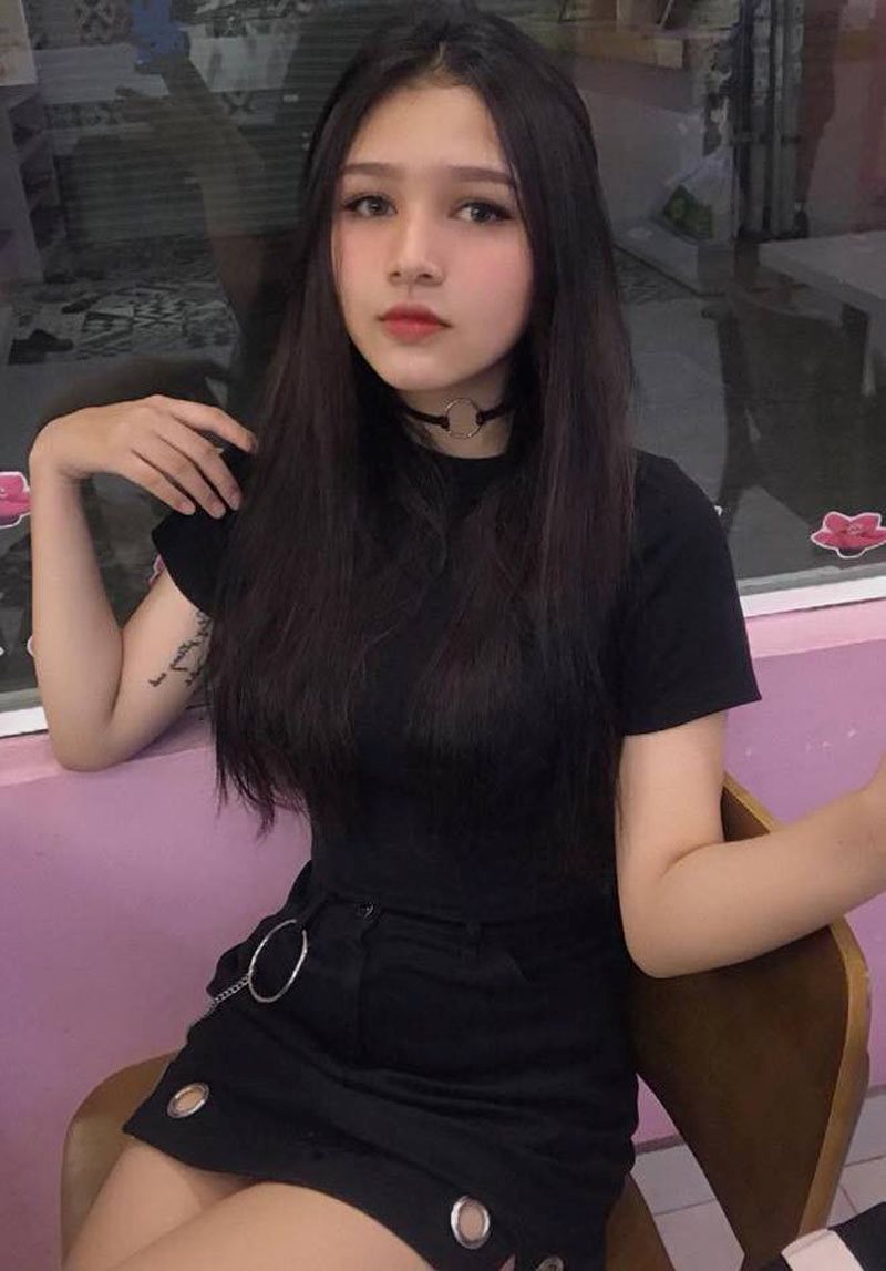 Đứng trước tiệm bánh mỳ, cô gái khiến dân mạng "săn lùng" - 11