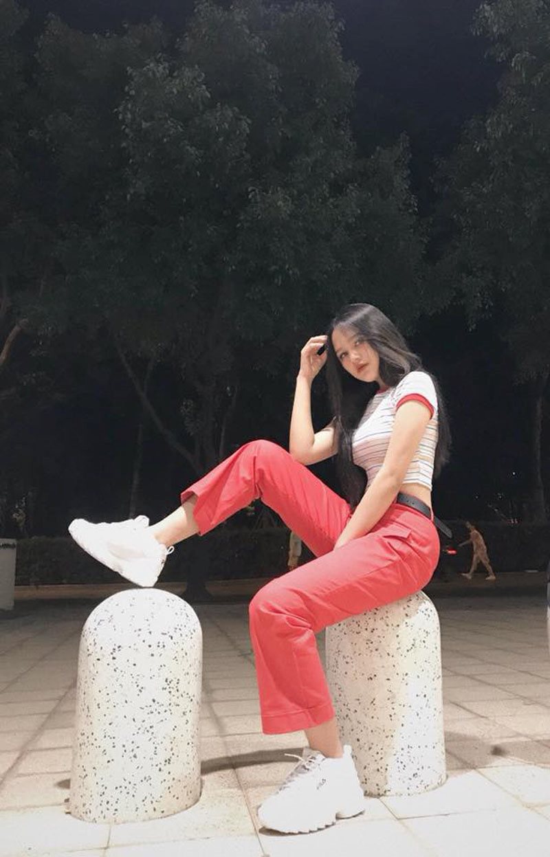 Đứng trước tiệm bánh mỳ, cô gái khiến dân mạng "săn lùng" - 12