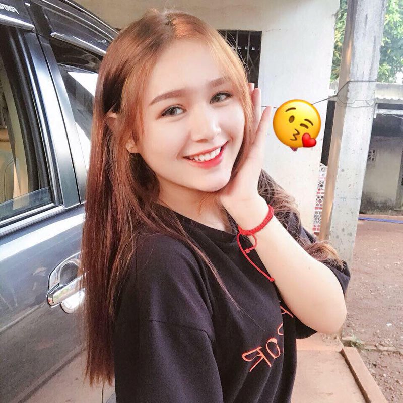 Đứng trước tiệm bánh mỳ, cô gái khiến dân mạng "săn lùng" - 2