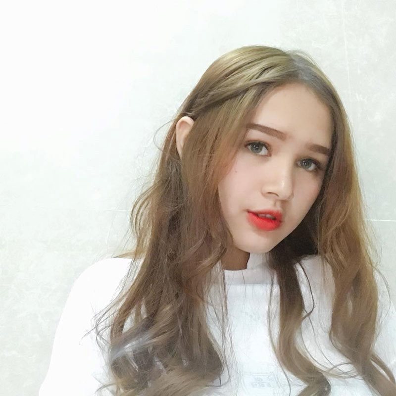 Đứng trước tiệm bánh mỳ, cô gái khiến dân mạng "săn lùng" - 7