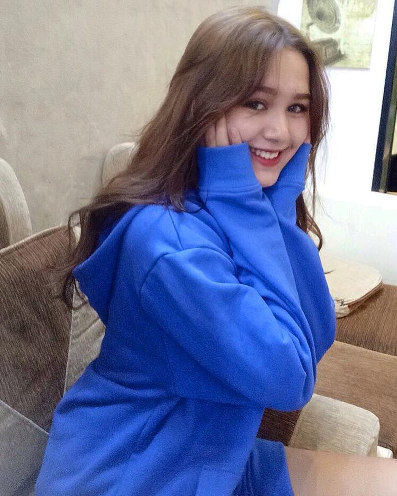 Đứng trước tiệm bánh mỳ, cô gái khiến dân mạng "săn lùng" - 8