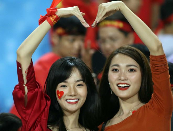 Ngọc Nữ và dàn hot girl tiếp sức ĐT Việt Nam đại thắng Malaysia - 1