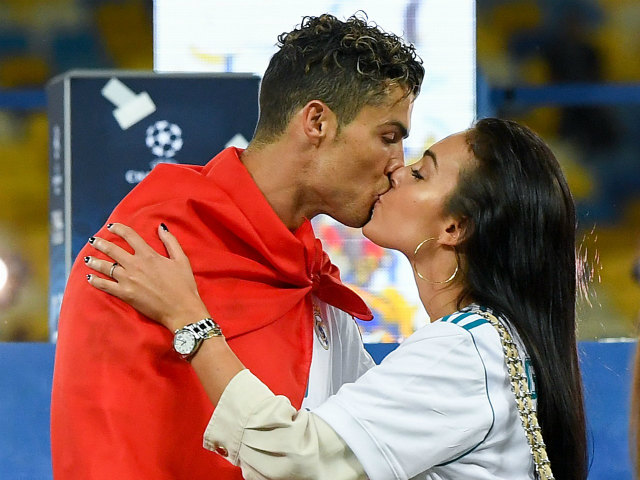 Ronaldo thăng hoa tình yêu: Khoe nhẫn 18 tỷ đồng cầu hôn mỹ nhân