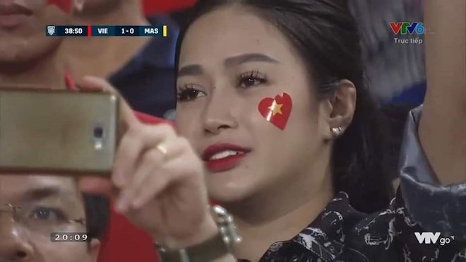 Những nữ CĐV xinh đẹp “hút hồn” dân mạng trong trận Việt Nam thắng Malaysia - 1