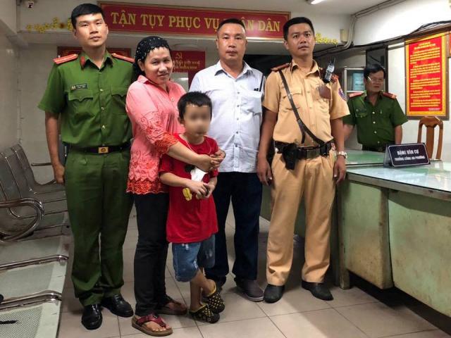 Tin tức trong ngày - Đi xem “bão” sau khi Việt Nam 2 lần “phá lưới” Malaysia, bé trai 7 tuổi bị lạc mẹ