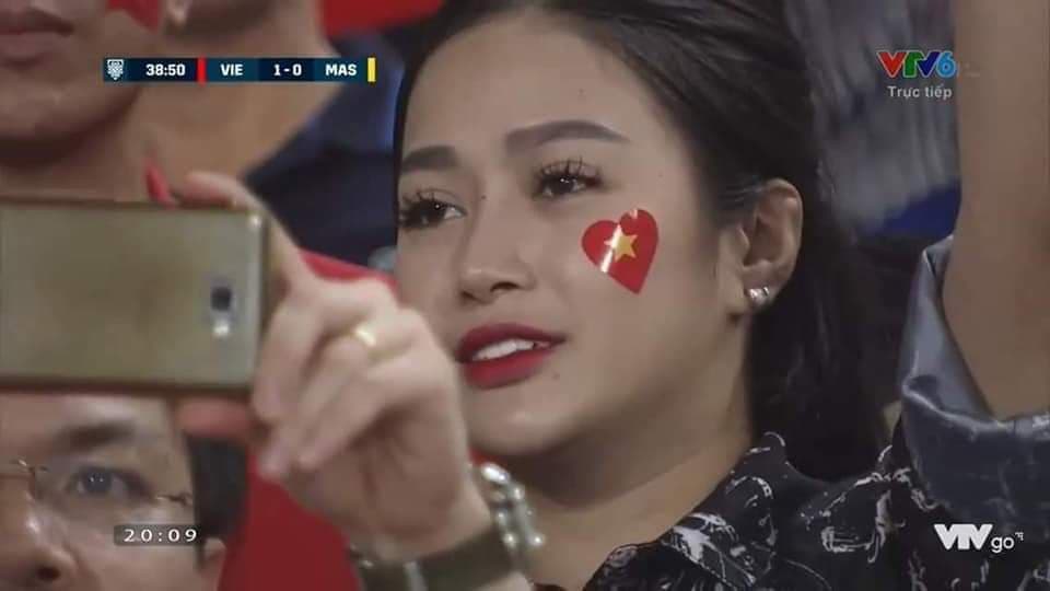 Cô gái hot nhất màn ảnh trong trận Việt Nam - Malaysia - 1