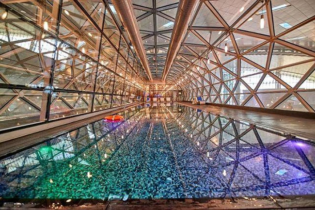 Sân bay quốc tế Hamad, Doha, Qatar sẽ khiến hành khách kinh ngạc với vẻ đẹp hiện đại. Sân bay có 5 khu với 138 quầy check-in cùng hàng nghìn mét vuông dành cho trung tâm mua sắm, giải trí.