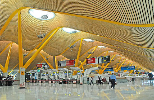 Sân bay Adolfo Suárez, Madrid  tọa lạc tại Đông Bắc trung tâm Madrid là cửa ngõ hàng không quan trọng nhất của Tây Ban Nha. Sân bay có kiến trúc rất độc đáo.