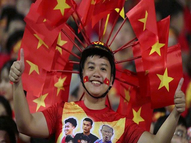 Tin tức trong ngày - Nóng 24h qua: CĐV Việt Nam hóa thân táo bạo “cháy” cùng AFF Cup