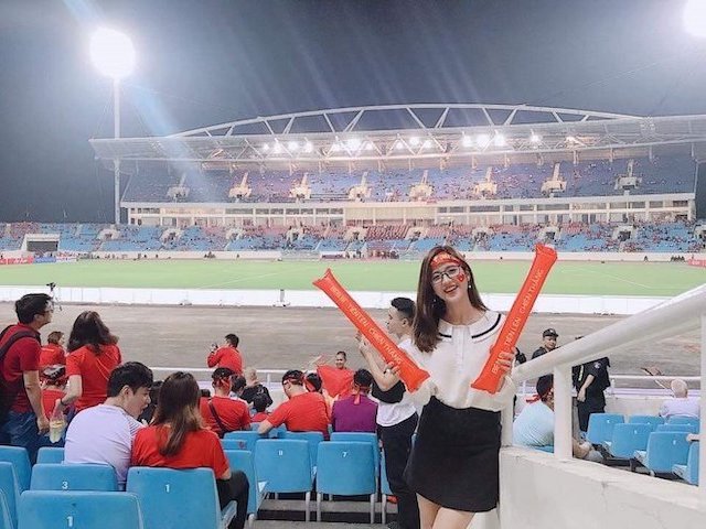 Công nghệ thông tin - Những nữ CĐV xinh đẹp “hút hồn” dân mạng trong trận Việt Nam thắng Malaysia