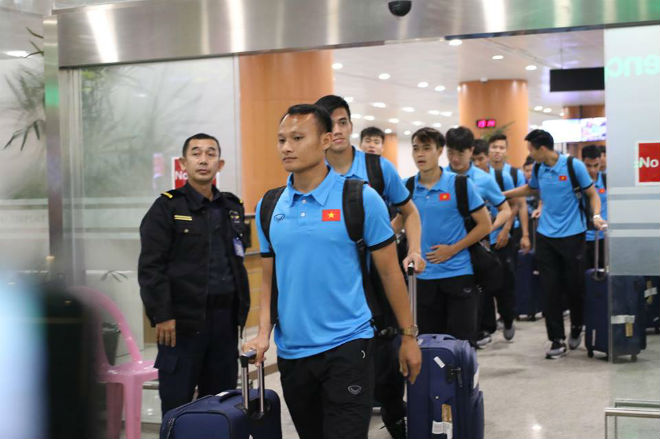 ĐT Việt Nam đã đến Myanmar: Cầu thủ hưng phấn, thầy Park tìm kế chiếm ngôi đầu - 1