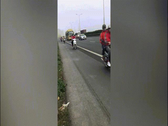 Tin tức trong ngày - Nhóm phượt thủ đánh cược tính mạng với "thần chết" trên cao tốc