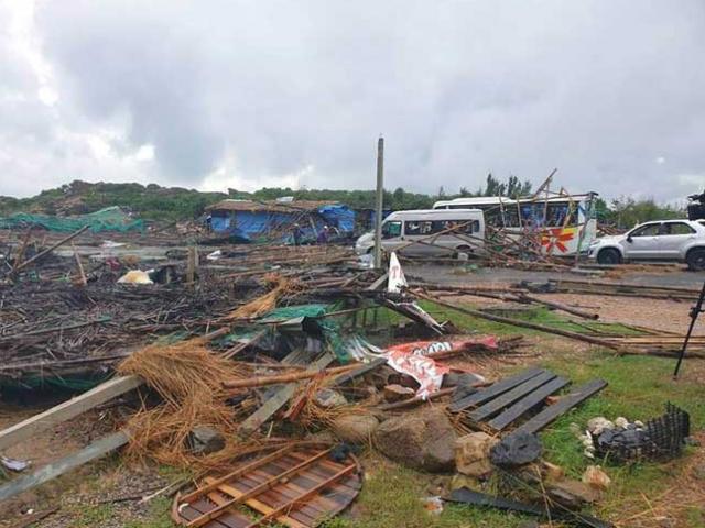 Phú Yên: Lốc bất ngờ ập xuống Gành Đá Dĩa, hàng chục du khách bị thương