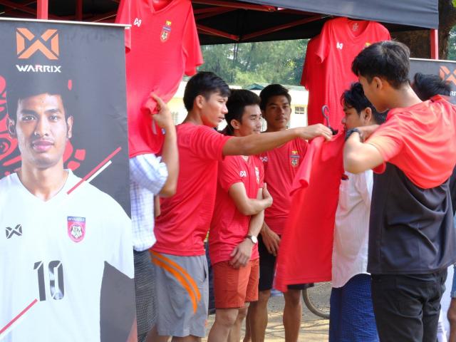 Lại lo CĐV Việt Nam đốt pháo sáng ở Myanmar cổ vũ thầy trò Park Hang Seo