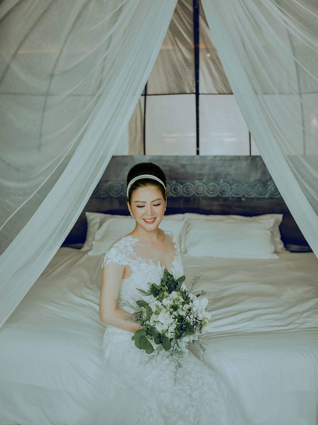 Nữ ca sĩ Đinh Hiền Anh trở thành cái tên được nhắc đến nhiều nhất trong dịp cuối tuần này. Cô vừa tổ chức hôn lễ với ông xã hơn 17 tuổi vào ngày 16.11 vừa qua tại Vinh (Nghệ An).