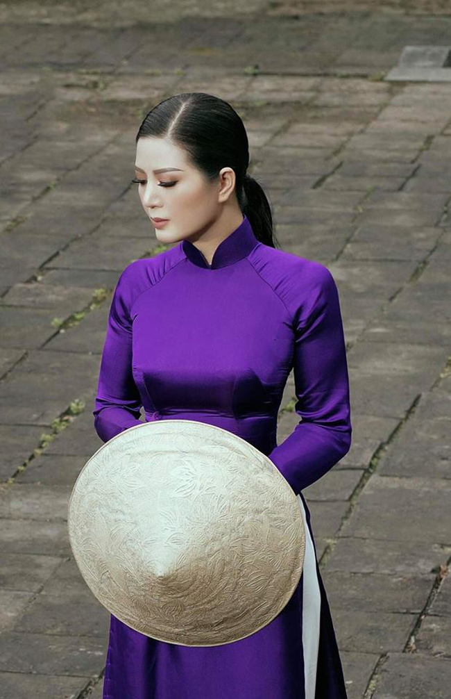 &#34;Thân em như Liễu. Xanh nỗi xót xa. Năm tháng phôi pha. Vẫn ngời xanh mát&#34; - nữ ca sĩ viết cảm nhận về ca khúc Liễu.