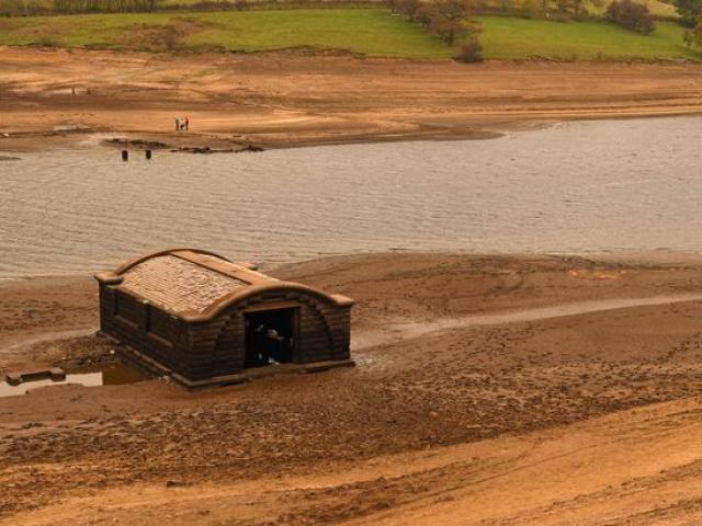 Thế giới - Anh: Nước hồ giảm sâu, để lộ cả một khu vực hoành tráng