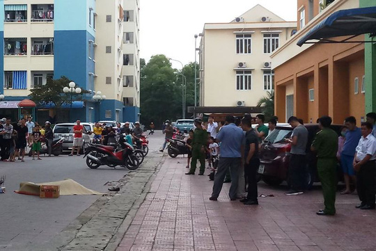 Giật mình vì tiếng động lớn, thấy người đàn ông rơi từ tầng cao xuống tử vong - 1