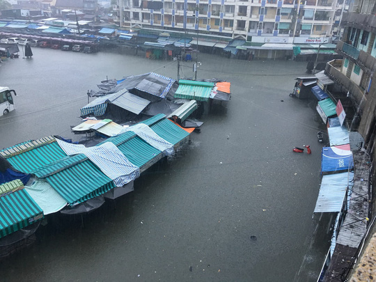 Nha Trang chìm trong biển nước, Quốc lộ 1 tắc nghẽn - 7