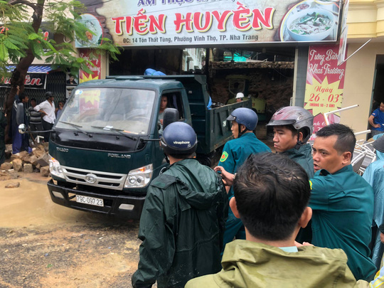 Nha Trang tang thương vì mưa lũ: 13 người chết, 1 mất tích - 2