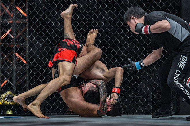 “Mưa” knock-out rung chuyển võ đài MMA châu Á - 1