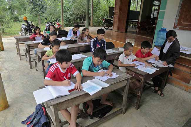 “Thầy giáo” trường làng không bằng cấp đào tạo hàng trăm học sinh nghèo đậu Đại học - 1