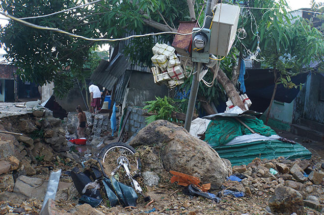 Nước lũ như “sóng thần” ở Nha Trang: Thoát chết nhờ lỗ thủng mái tôn - 4