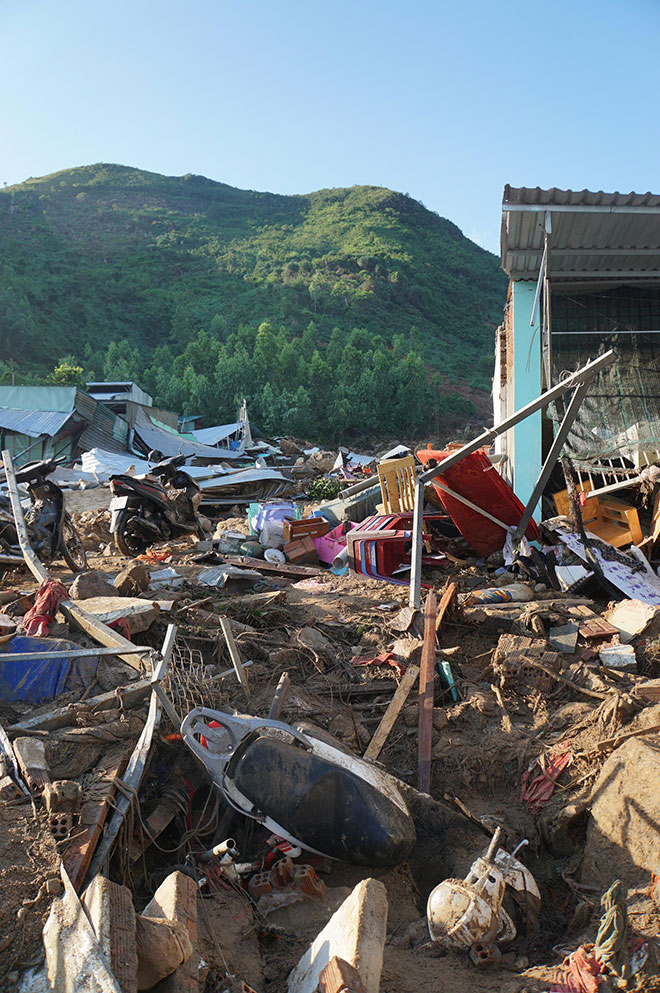Nước lũ như “sóng thần” ở Nha Trang: Thoát chết nhờ lỗ thủng mái tôn - 5