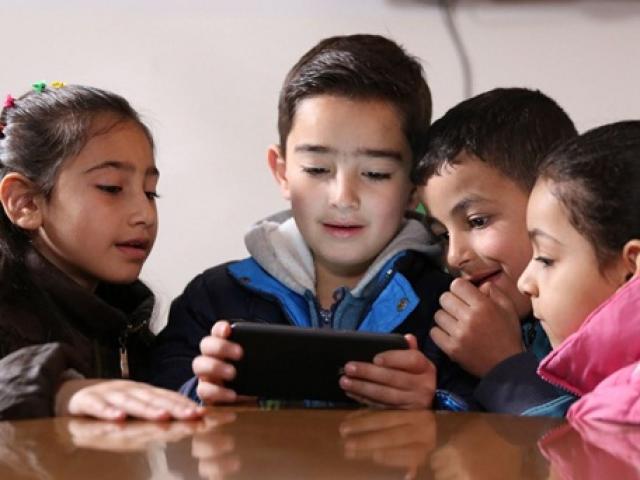 Giáo dục - du học - Tuyệt chiêu giúp con không gào khóc khi bố mẹ lấy lại iPad, điện thoại